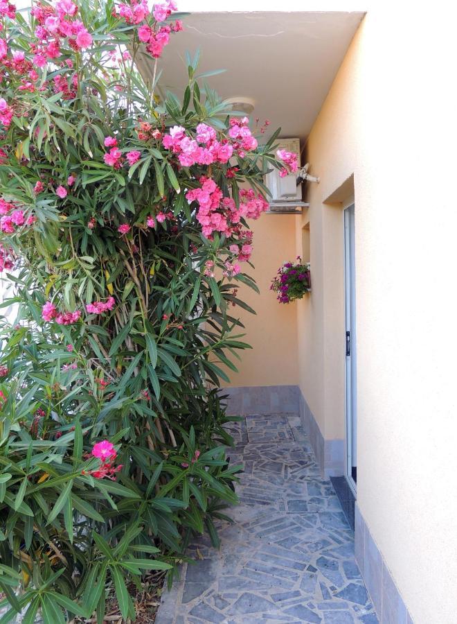 Apartman Husic Pag Town Exterior photo